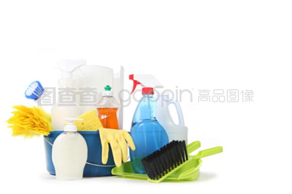 藍色水桶中的清潔與科技 家庭清潔用品與計算機設備的巧妙結合